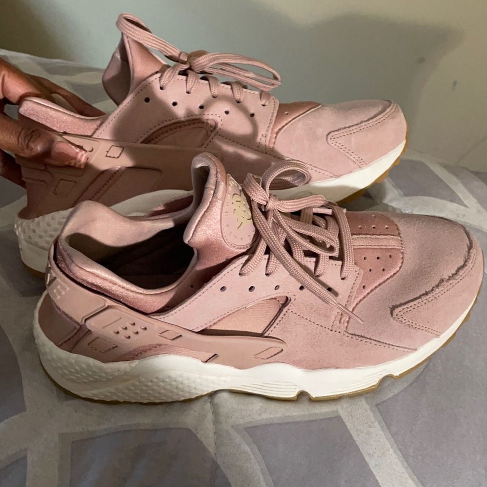NIKE hurache sneakers